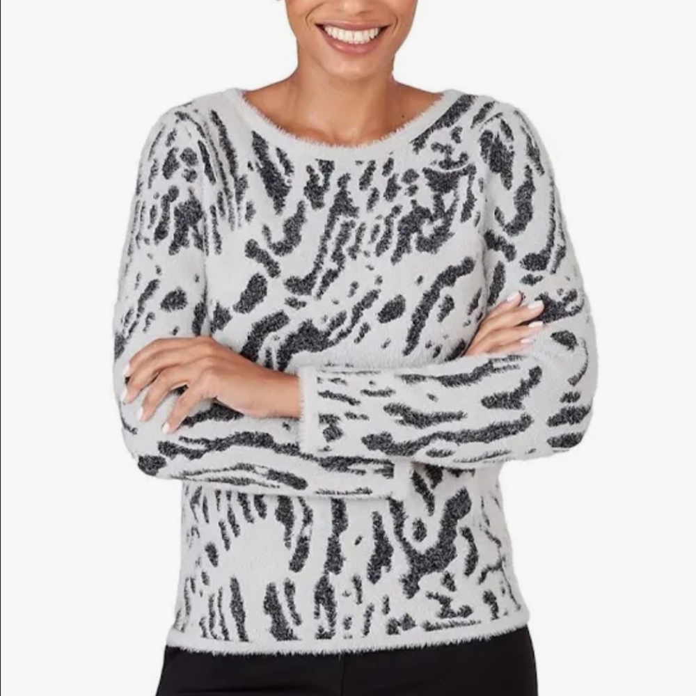 Skye's The Limit.        Women's Long Sleeve Pattern Sweater Size L